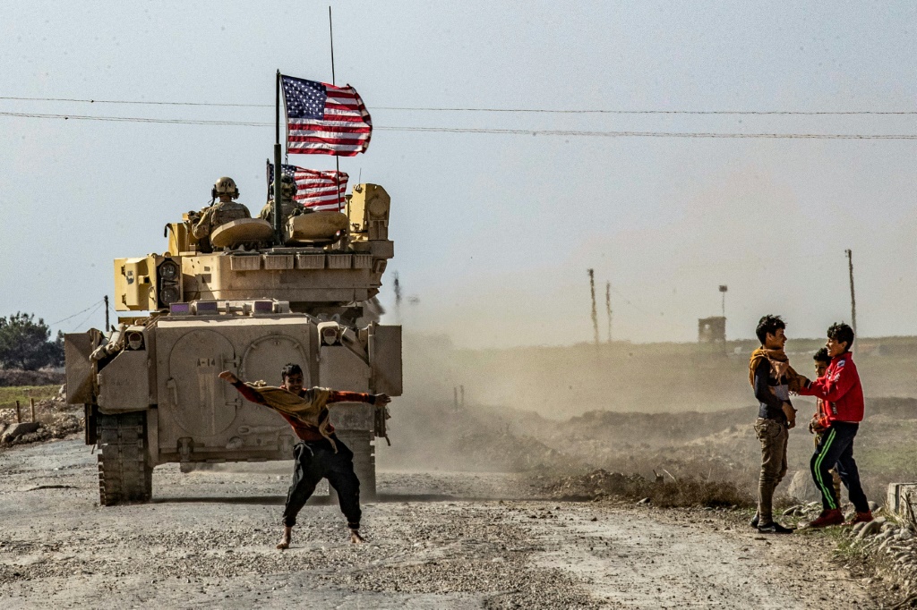 دبابة أميركية تقوم بدورية في منطقة الحسكة في شمال شرق سوريا 13 شباط/فبراير 2021 (ا ف ب)