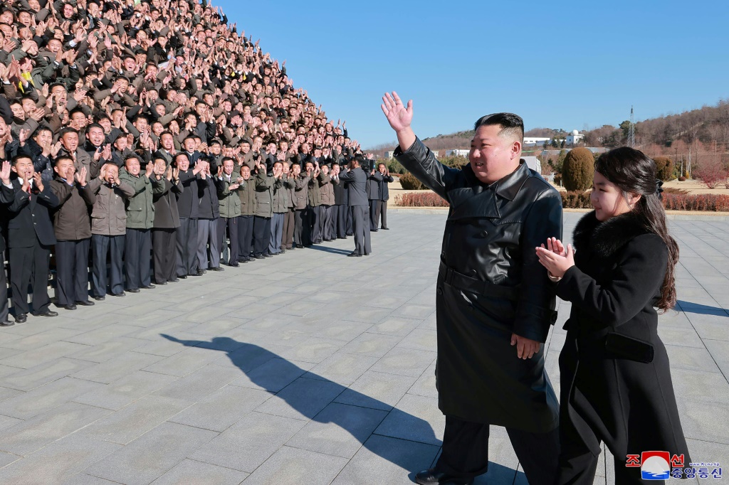 صورة غير مؤرخة للزعيم الكوري الشمالي كيم جونغ أون مع ابنته، نشرتها وكالة الأنباء الكورية الشمالية في 27 تشرين الثاني/نوفمبر 2022 (ا ف ب)