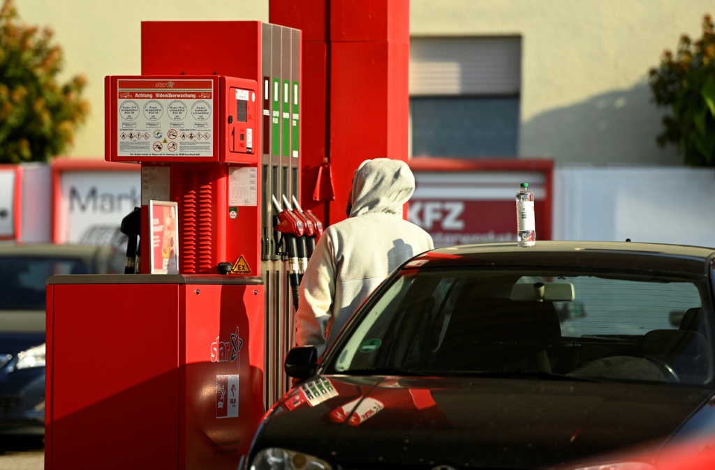    رجل يزود سيارته بالوقود في محطة محروقات في دورتموند غربي ألمانيا في 1 حزيران/يونيو 2022 (ا ف ب)