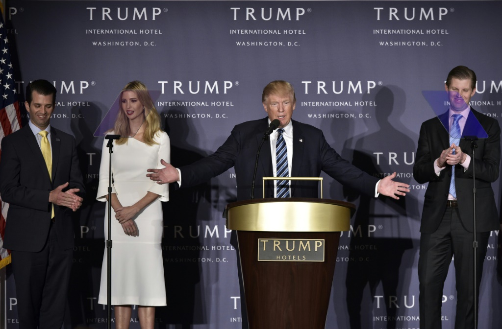     الرئيس السابق دونالد ترامب وثلاثة من أبنائه دونالد جونيور وإيريك وزوجته إيفانكا في افتتاح فندق له في واشنطن - اغلق في وقت لاحق -، في 26 تشرين الأول/اكتوبر 2016 (أ ف ب)