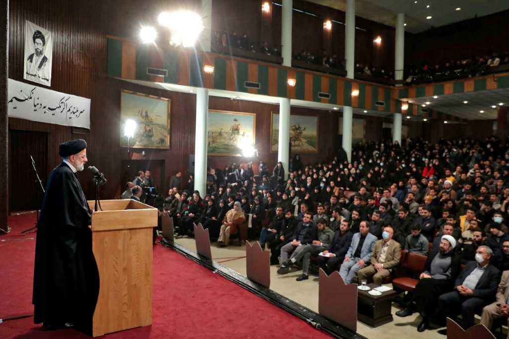 الرئيس الايراني ابراهيم رئيسي متحدثا في جامعة طهران امام طلاب في السابع من كانون الاول/ديسمبر 2022 (أ ف ب)