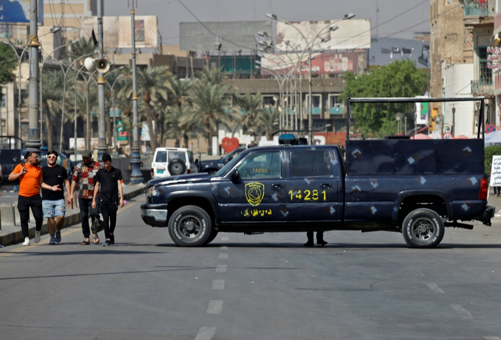 القوات الأمنية العراقية تقطع طريقاً مؤدي إلى المنطقة الخضراء في بغداد بتاريخ 13 تشرين الأول/أكتوبر 2022 تزامناً في جلسة لانتخاب رئيس الجمهورية (ا ف ب)