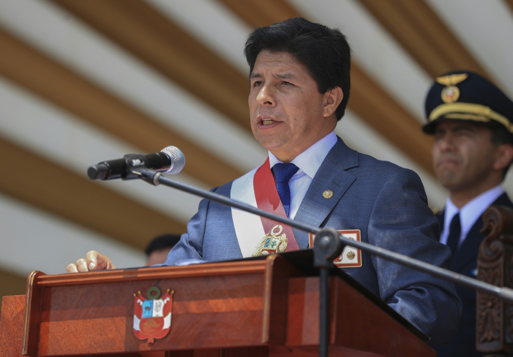    رئيس بيرو بيدرو كاستيلو يلقي خطابًا خلال حفل أقيم في ليما في 6 ديسمبر 2022 (أ ف ب)
