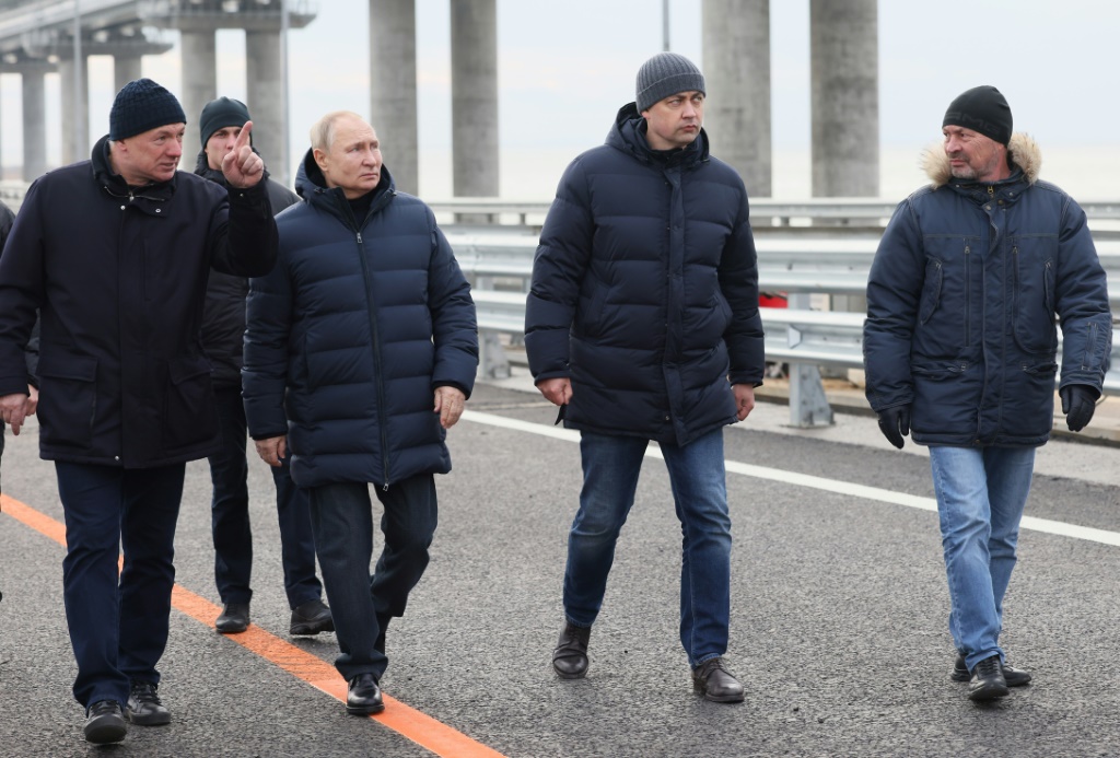 الرئيس الروسي فلاديمير بوتين خلال زيارته جسر كيرش في القرم في 5 كانون الاول/ديسمبر 2022 في صورة وزعتها وكالة سبوتنيك الروسية (ا ف ب)