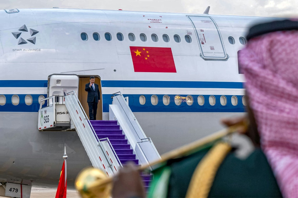 طائرة الرئيس الصيني لدى وصولها إلى مطار الملك خالد الدولي في الرياض في 7 كانون الاول/ديسمبر 2022 (ا ف ب)