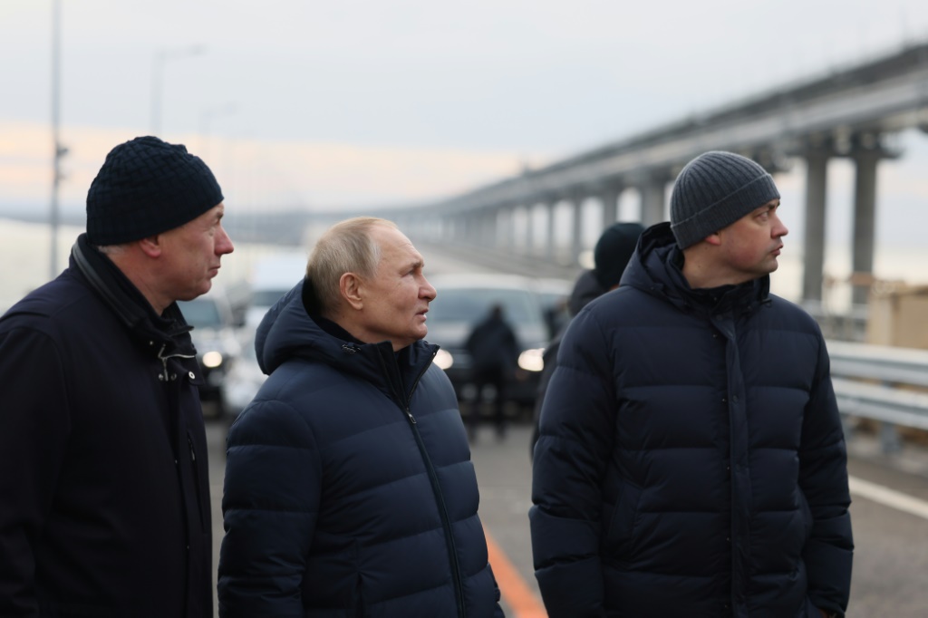 صورة وزعتها وكالة سبوتنيك للرئيس فلاديمير بوتين وإلى يمينه نائب رئيس الوزراء مرات خوسنولين خلال تفقده جسر كيرتش المعروف أيضا بجسر القرم (ا ف ب)