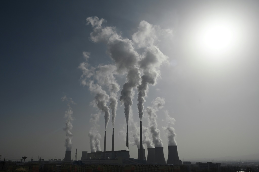 دخان متصاعد من محطة طاقة عاملة على الفحم بمحافظة خبي الصينية في تشرين الثاني/نوفمبر 2021 (أ ف ب)دخان متصاعد من محطة طاقة عاملة على الفحم بمحافظة خبي الصينية في تشرين الثاني/نوفمبر 2021 (أ ف ب)