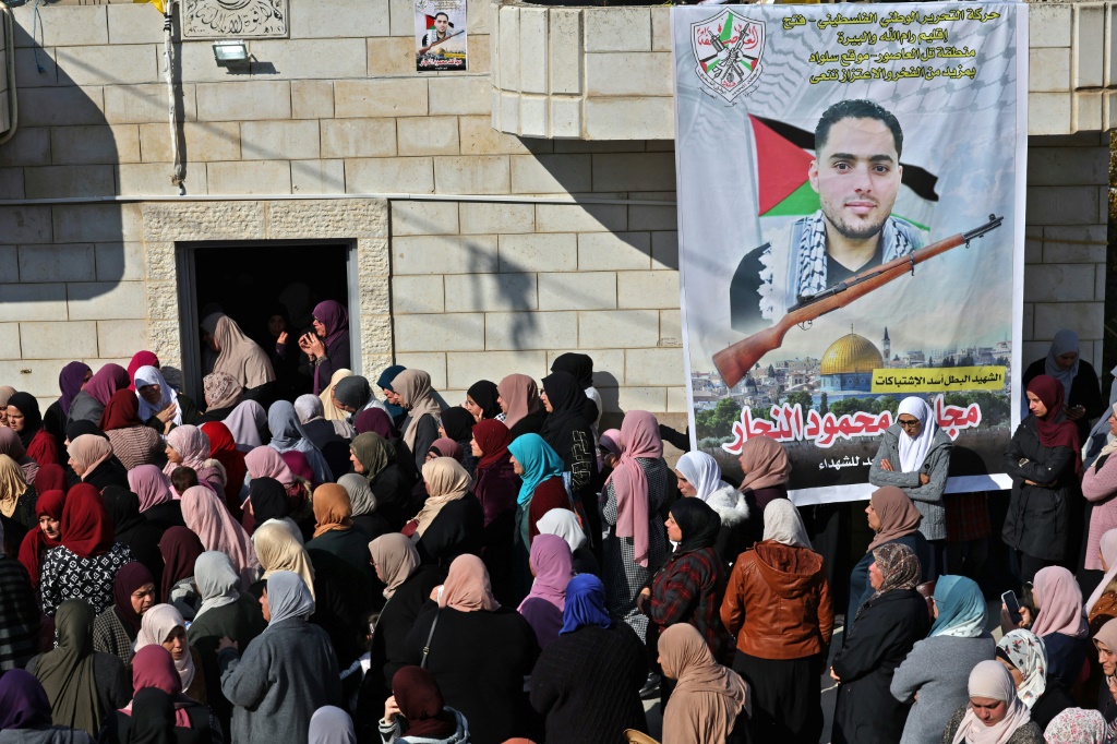 مشيّعون فلسطينيون يشاركون في جنازة محمد محمود حامد في قرية سلواد في الضفة الغربية المحتلة، 8 كانون الأول/ديسمبر 2022 (أ ف ب)