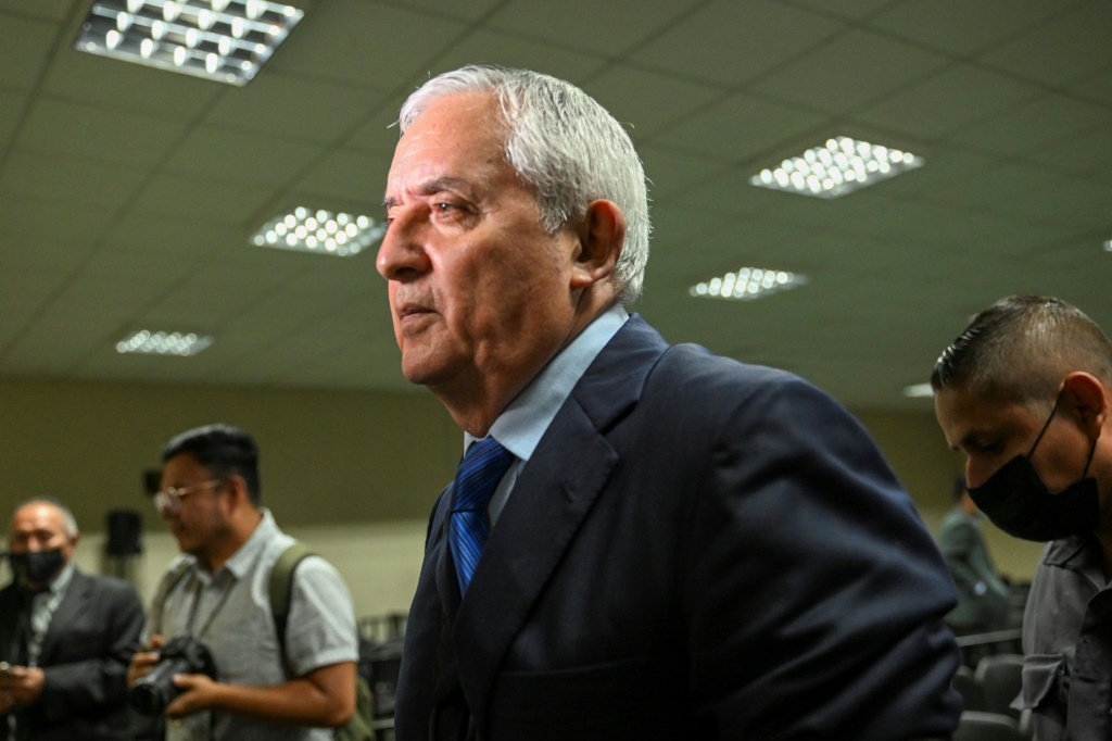 رئيس غواتيمالا السابق أوتو بيريز مغادراً المحكمة بعد إدانته بتهم فساد في 7 ك1/ديسمبر 2022. (أ ف ب)