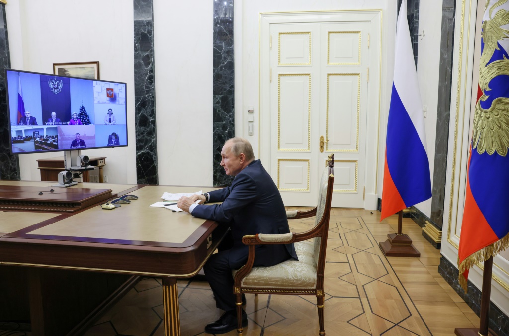 الرئيس الروسي فلاديمير بوتين يعقد الاجتماع السنوي للمجلس الرئاسي للمجتمع المدني وحقوق الإنسان عبر الفيديو كونفرنس في موسكو. (أ ف ب)