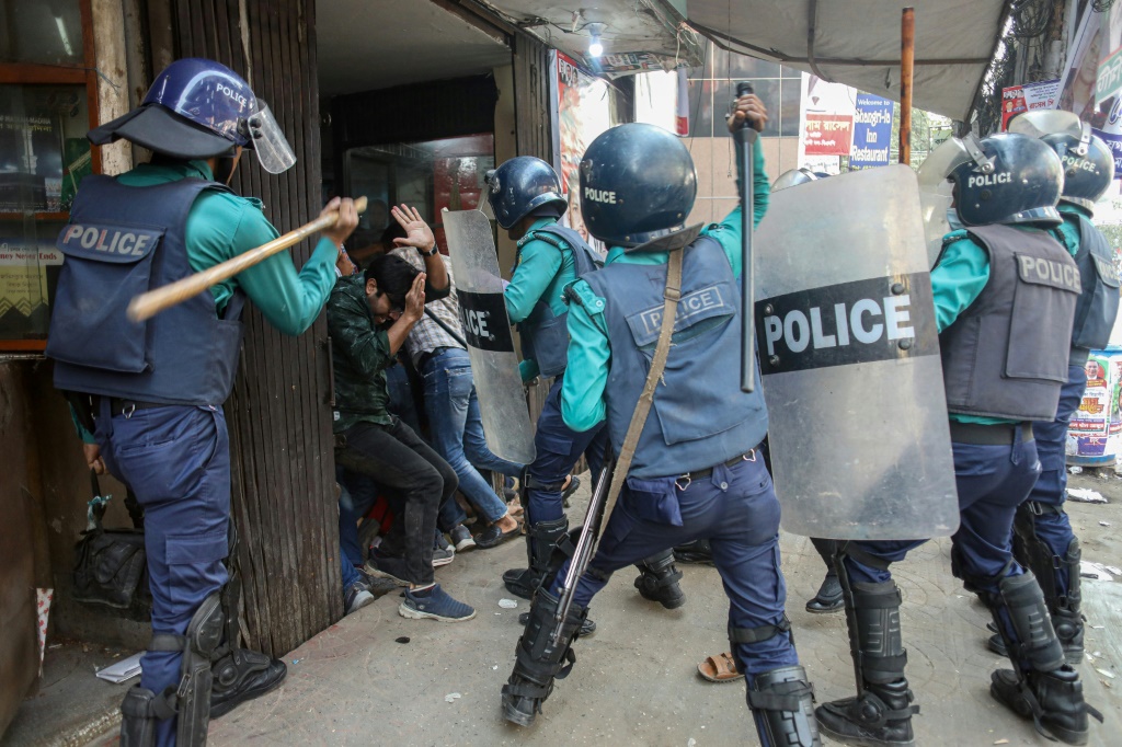     الشرطة تتصدى لمتظاهرين في العاصمة دكا في 07 كانون الأول/ديسمبر 2022 (أ ف ب)