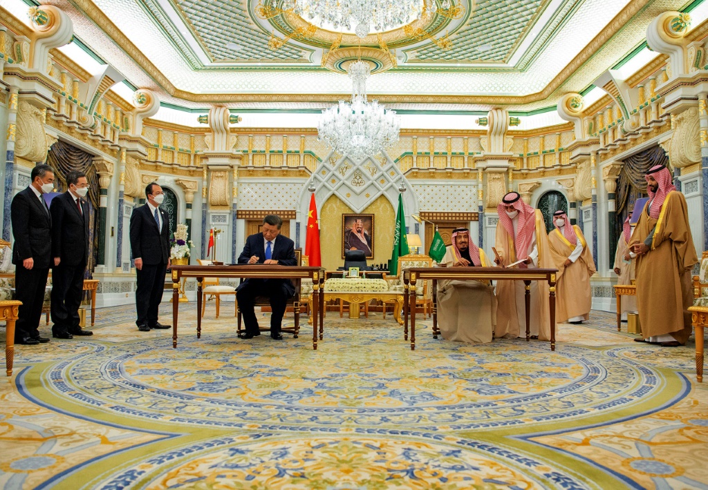 صورة نشرها الديوان الملكي السعودي للرئيس الصيني شي جينبينغ وولي العهد السعودي الأمير محمد بن سلمان في الرياض في 08 كانون الأول/ديسمبر 2022 (ا ف ب)