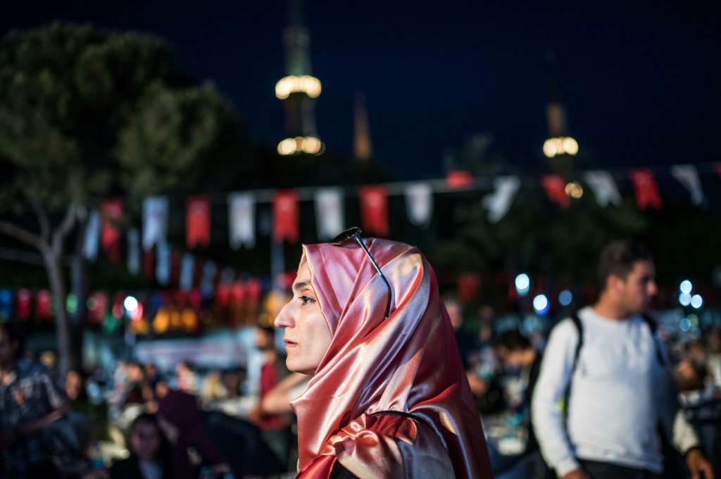    تدعم النسويات التركيات إلى حد كبير الإجراءات التي تسمح للنساء بارتداء الحجاب في المدارس والعمل (أ ف ب)