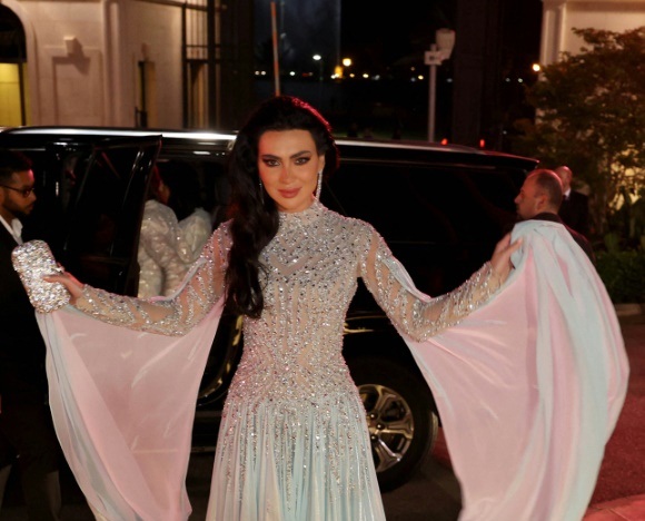 صورة موزعة من مهرجان البحر الأحمر السينمائي تظهر فيها الممثلة اللبنانية ستيفاني صليبا لدى وصولها الى حفل الافتتاح في مدينة جدة في السعودية مطلع كانون الأول/ديسمبر 2022 (ا ف ب)
