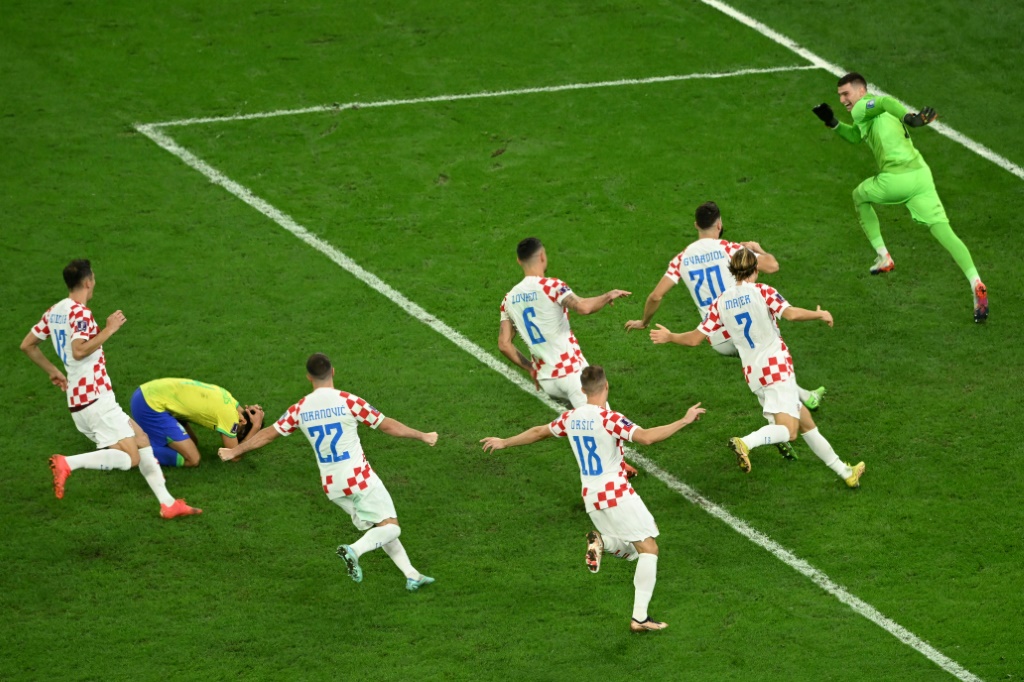 لاعبو كرواتيا يحتفلون بالتأهل إلى نصف نهائي مونديال 2022 في كرة القدم بعد الفوز على البرازيل (ا ف ب)