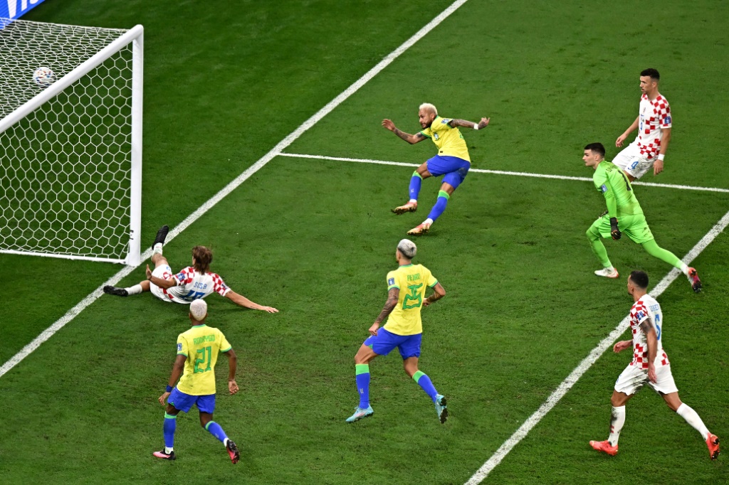 النجم البرازيلي نيمار محرزاً هدفه التاريخي في مرمى كرواتيا في ربع نهائي مونديال قطر. 9 كانون الأول/ديسمبر 2022 (ا ف ب)