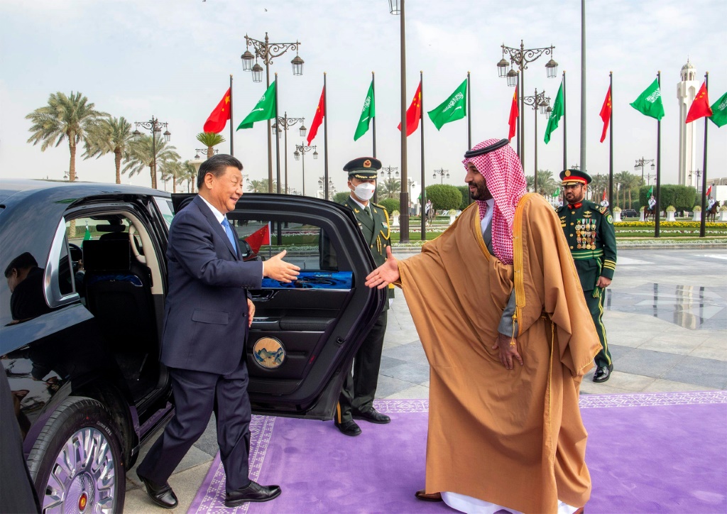 الرئيس الصيني شي جين بينغ ، في استقبال من ولي العهد السعودي الأمير محمد بن سلمان (ا ف ب)
