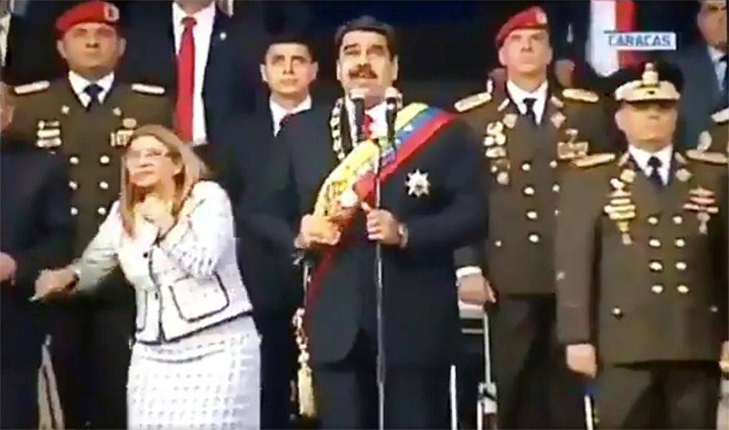 الرئيس الفنزويلي نيكولاس مادورو (وسط) وزوجته سيليا فلوريس (يسار) (أ ف ب)