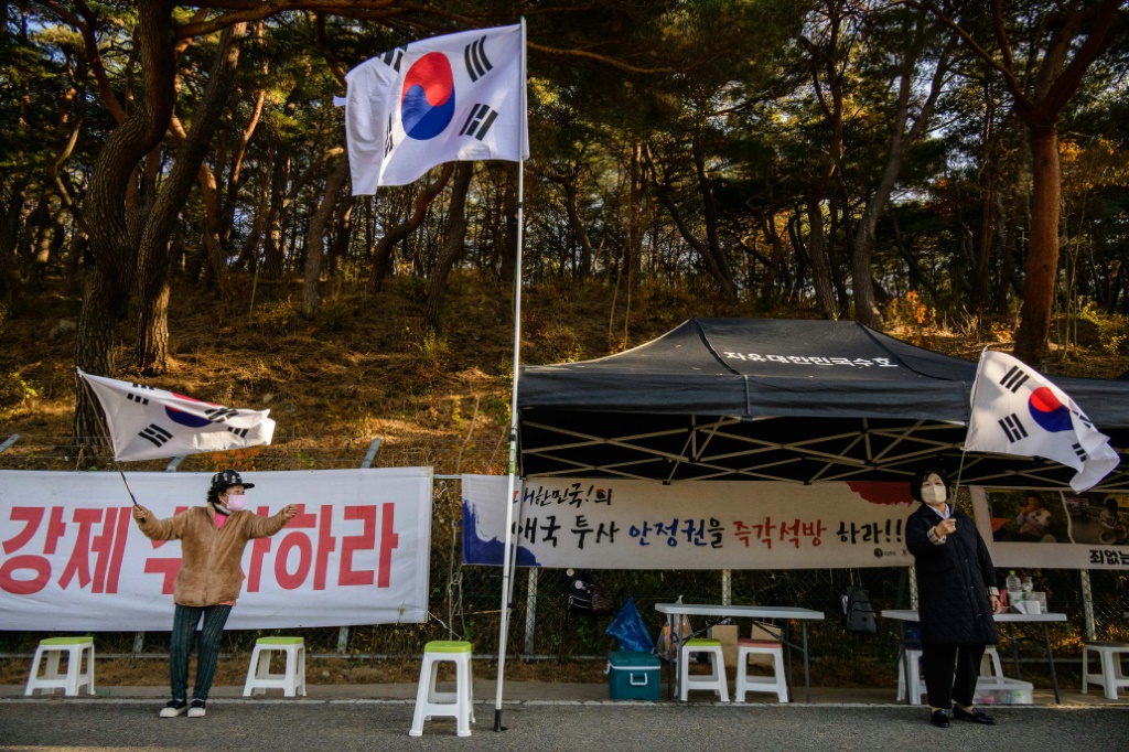 متظاهرون يحتجون قرب منزل الرئيس الكوري الجنوبي السابق مون جاي-إن في 16 تشرين الثاني/نوفمبر 2022 في بيونغ تسان (أ ف ب)   