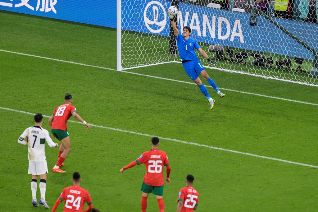 الحارس المغربي ياسين بونو يتصدى ببراعة لتسديدة قوية من البرتغالي جواو فيليكس في الدور ربع النهائي لمونديال قطر (ا ف ب)
