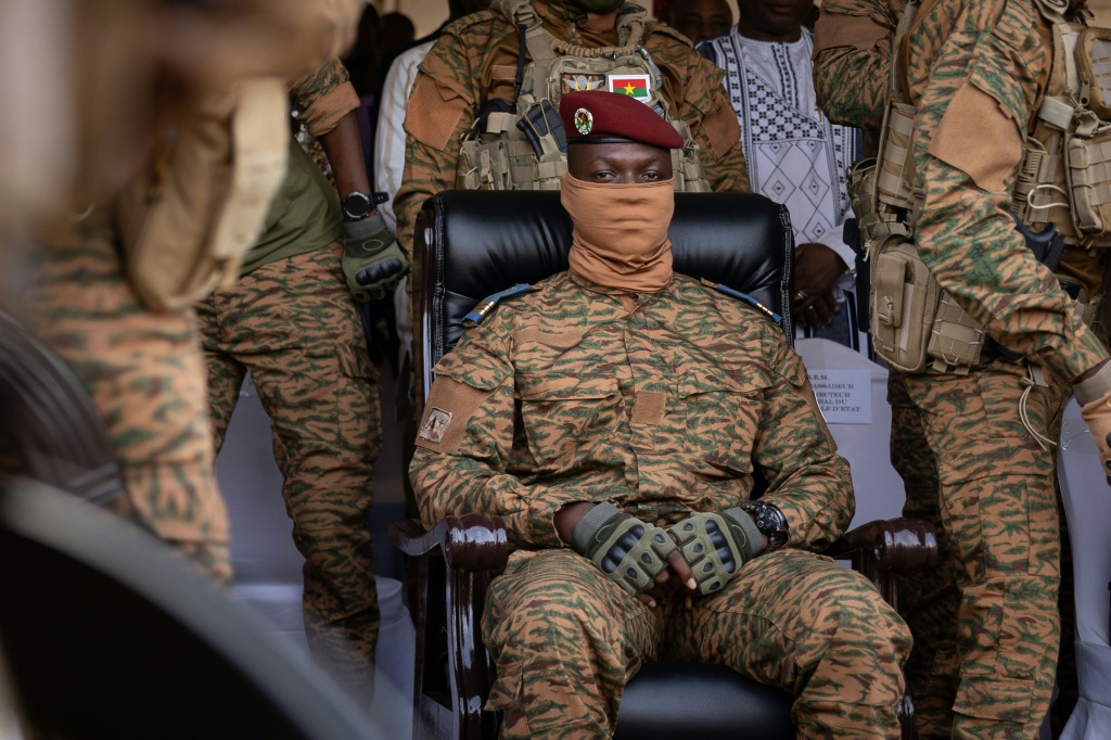 الكابتن ابراهيم تراوري الرئيس الانتقالي لبوركينا فاسو في واغادوغو في 15 تشرين الأول/اكتوبر 2022 (ا ف ب)