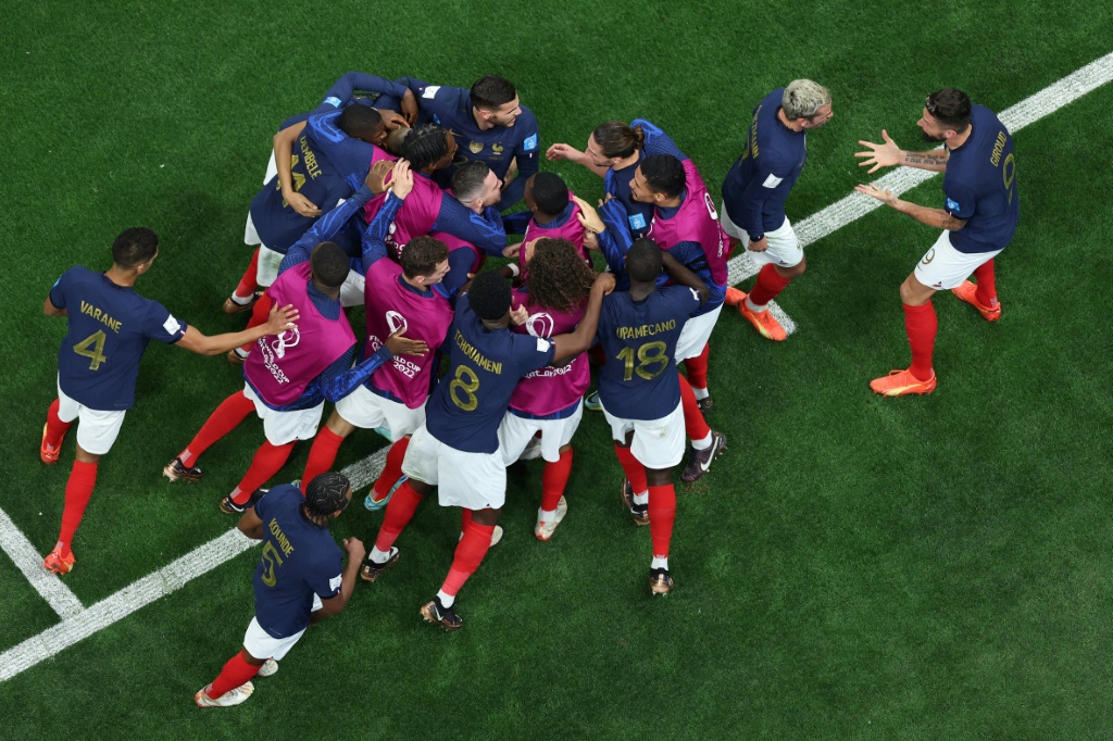 لاعبو فرنسا يحتفلون بعد هدف جيرو في مرمى انكلترا في ربع نهائي مونديال 2022 (ا ف ب)