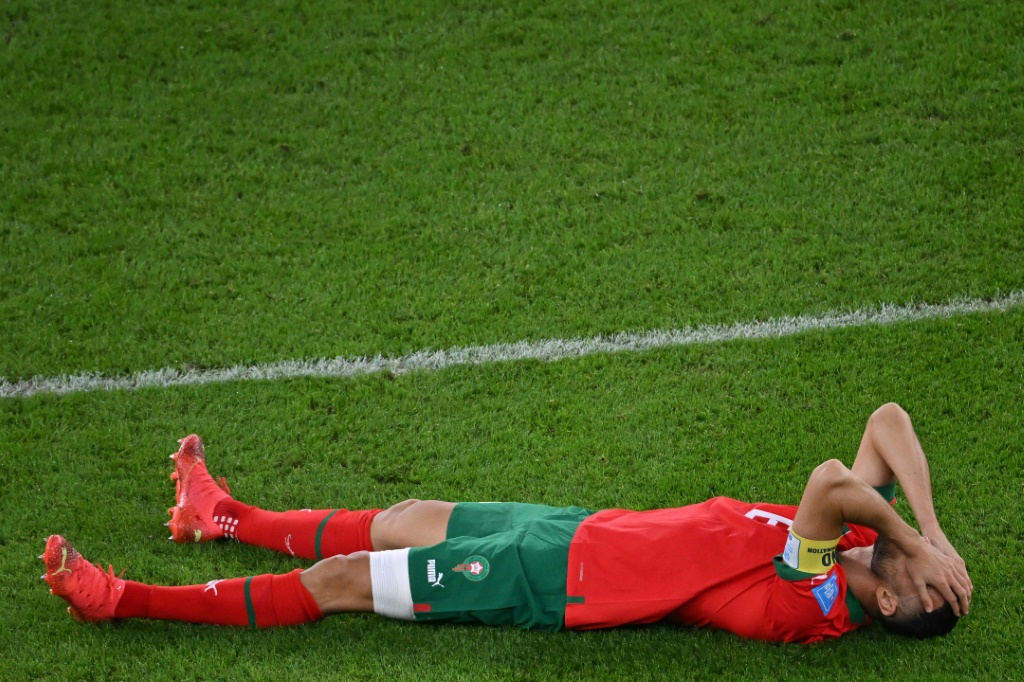 قائد المنتخب المغربي رومان سايس يتألم من شدة الاصابة خلال المباراة ضد البرتغال في ربع نهائي مونديال قطر في العاشر من كانون الأول/ديسمبر 2022 (ا ف ب)