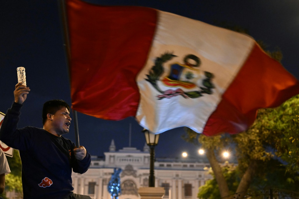 تظاهرة أمام البرلمان في البيرو في ليما في 10 كانون الاول/ديسمبر 2022 (ا ف ب)