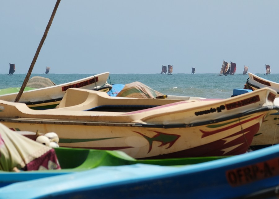 قوارب راسية في قرية صيد في نيجومبو في سريلانكا يوم 26 يوليو 2022. (شينخوا)
