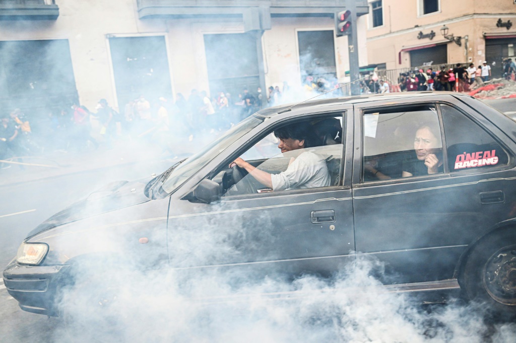 إلقاء الغاز المسيل للدموع خلال اشتباكات بين الشرطة وأنصار الرئيس البيروفي السابق بيدرو كاستيو في 11 كانون الأول/ديسمبر 2022 في ليما (أ ف ب)