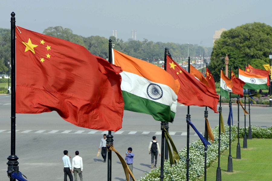 علم الهند وعلم الصين (مانثلي ريفيو)