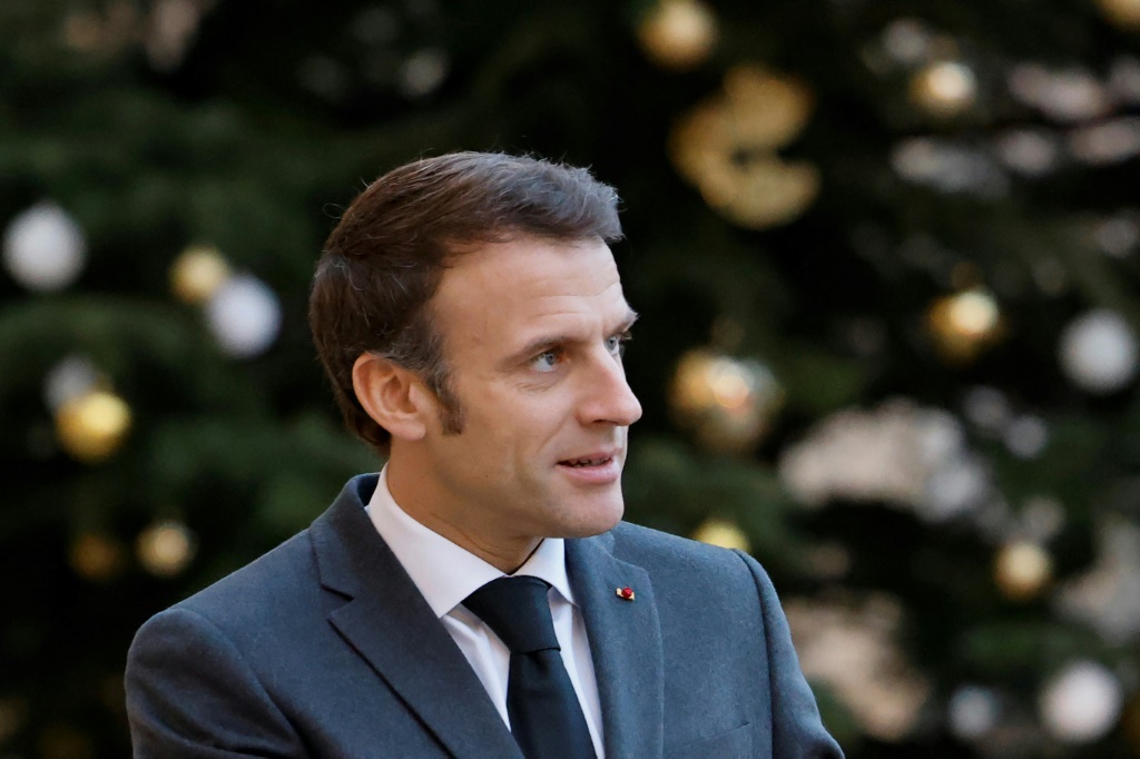 الرئيس الفرنسي ايمانويل ماكرون في قصر الاليزيه في باريس في 13 كانون الاول/ديسمبر 2022 (ا ف ب)