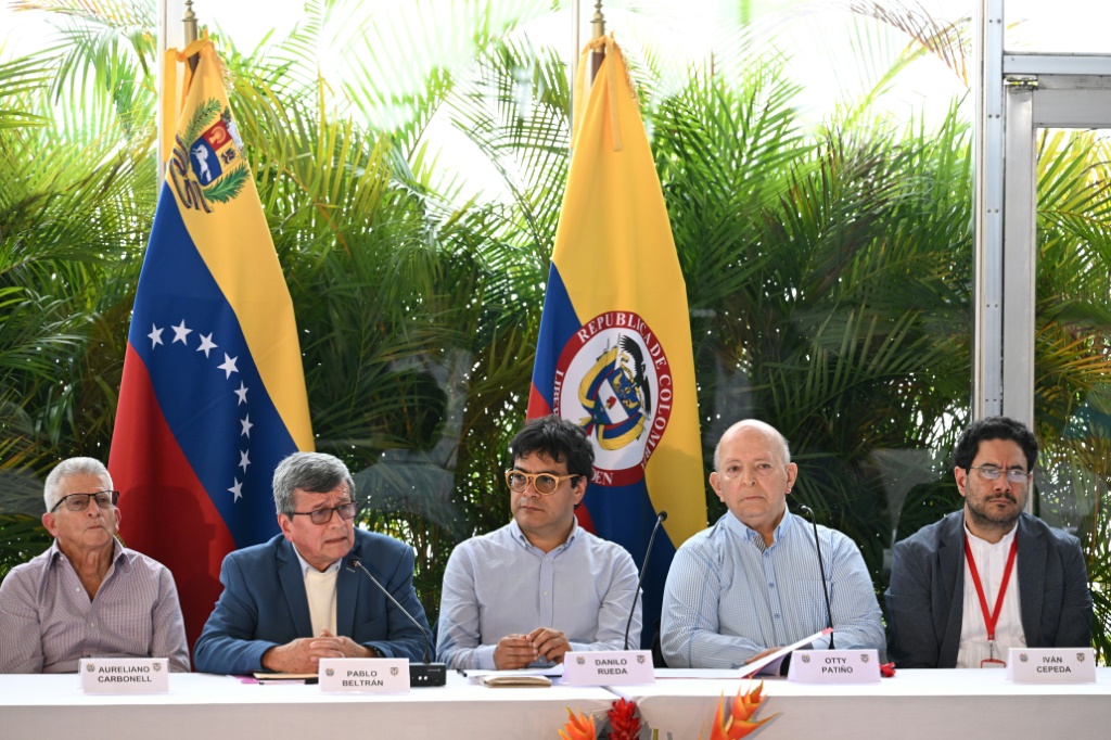    قادة حرب العصابات في جيش التحرير الوطني الكولومبي (ELN) أوريليانو كاربونيل (يسار) وبابلو بلتران (2-يسار) يجتمعون مع وفد الحكومة الكولومبية دانيلو رويدا (وسط) وأوتي باتينو (2-يمين) وإيفان سيبيدا (يمين) في كاراكاس 12 ديسمبر 2022 (أ ف ب)