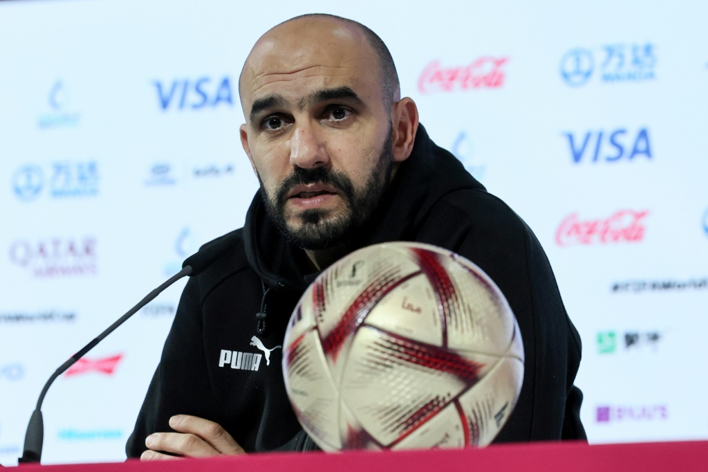 مدرب المنتخب المغربي وليد الركراكي خلال مؤتمر صحافي عشية مواجهة فرنسا في نصف نهائي مونديال قطر في 13 كانون الأول/ديسمبر 2022. (ا ف ب)