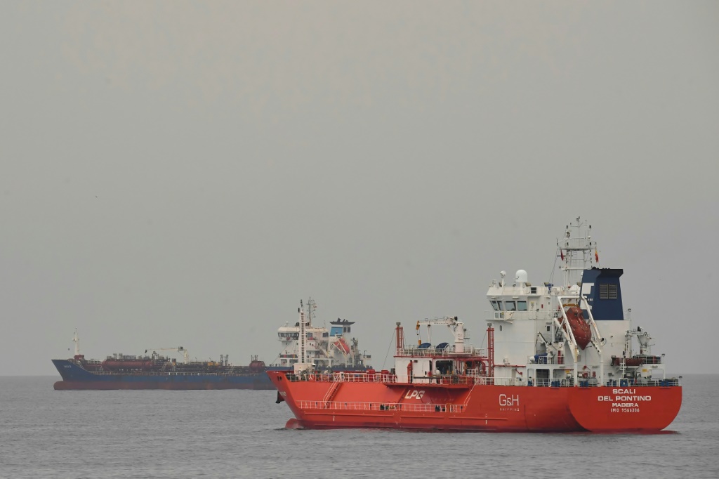 حاملة الغاز الطبيعي المسال "سكالي ديل بونتينو" تبحر من مرقأ تاراغونا الإسباني رافعة علم البرتغال في 20 تشرين الأول/أكتوبر 2022 (أ ف ب)