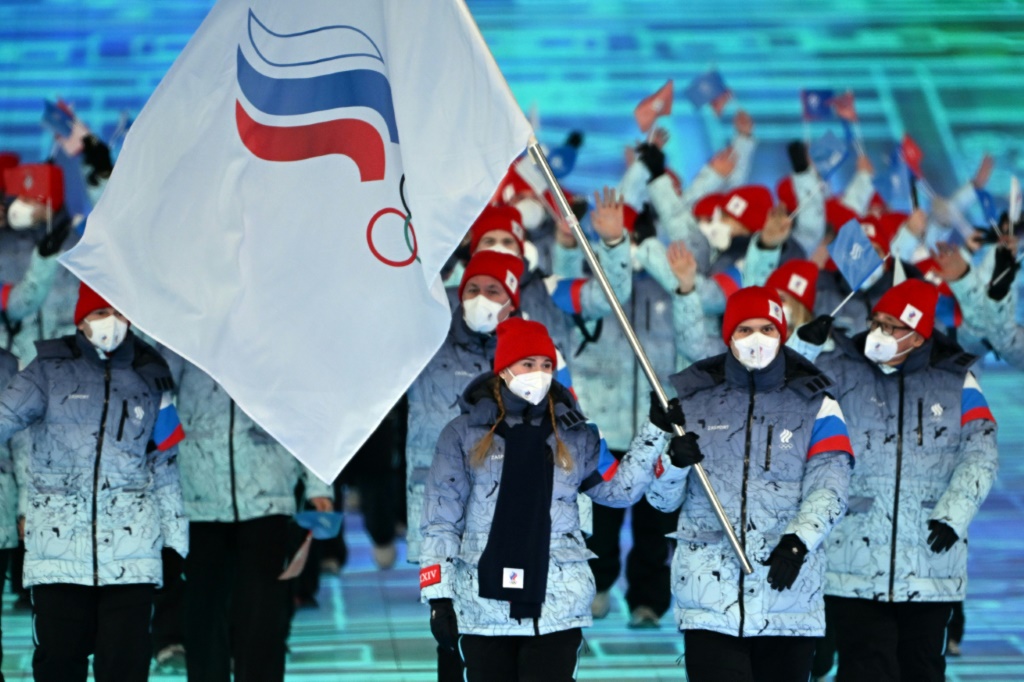 في الألعاب الأولمبية الشتوية في بكين 2022 سُمح للرياضيين الروس بالمنافسة فقط تحت علم اللجنة الأولمبية الروسية بسبب فضائح التنشط الممنهج من الدولة. (ا ف ب)