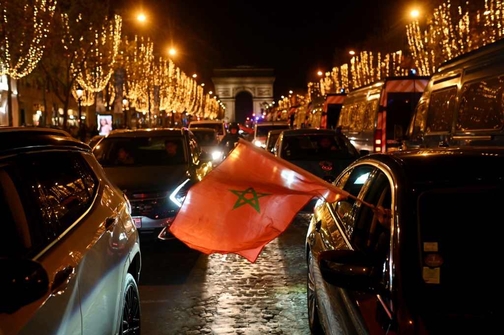    تأمل السلطات الفرنسية في الهدوء في الشانزليزيه في باريس عندما تلعب فرنسا والمغرب (أ ف ب)