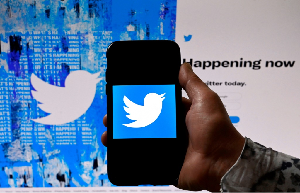    شعار تويتر على أجهزة إلكترونية في واشنطن في 26 نيسان/ابريل 2022 (أ ف ب)