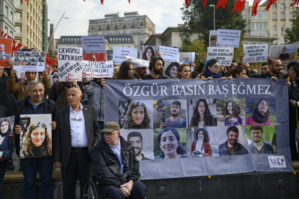 تظاهرة احتجاجا على اعتقال تسعة صحافيين يعملون لحساب وسائل إعلام كردية في 31 تشرين الأول/أكتوبر 2022 في تركيا (ا ف ب)