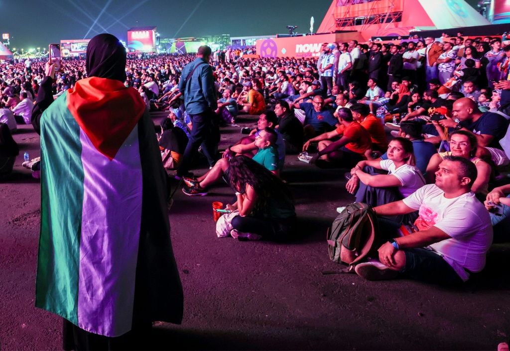 مشجع يرتدي العلم الفلسطيني خلال مباراة كأس العالم قطر 2022 في المجموعة الرابعة بين فرنسا والدنمارك على ملعب 974 بالدوحة ، 26 نوفمبر 2022 (أ ف ب)