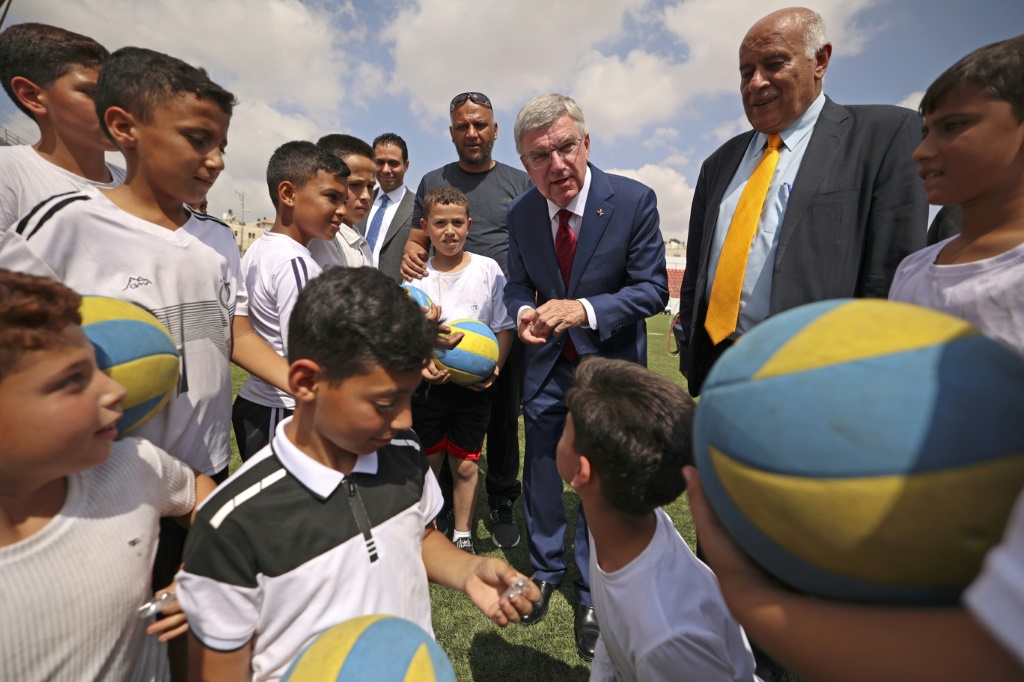 التقى جبريل الرجوب رئيس اللجنة الأولمبية الفلسطينية مع توماس باخ رئيس اللجنة الأولمبية الدولية بلاعبي كرة القدم الشباب في مدينة الرام بالضفة الغربية في 19 سبتمبر 2022 (ا ف ب)