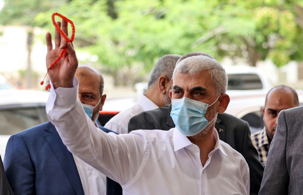 رئيس حركة حماس في قطاع غزة يحيى السنوار يحيي رئيس المخابرات العامة المصرية عباس كامل لدى وصوله الى مدينة غزة في 31 ايار/مايو 2021 (أ ف ب)