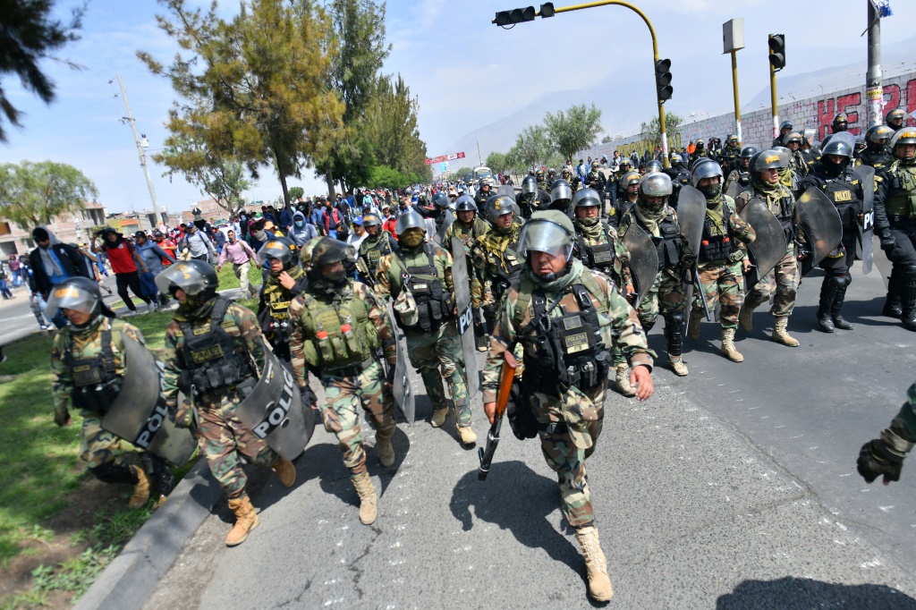 أنصار الرئيس السابق بيدرو كاستيلو في مسيرة في أريكويبا ، بيرو ، محاطين بوحدة شرطة قوية (أ ف ب)   