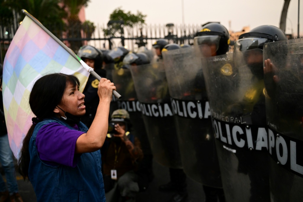متظاهرة تطالب بالإفراج عن رئيس البيرو السابق بيدرو كاستيو تواجه تطويقاً من قبل الشرطة في 14 كانون الأول/ديسمبر 2022 في ليما (ا ف ب)