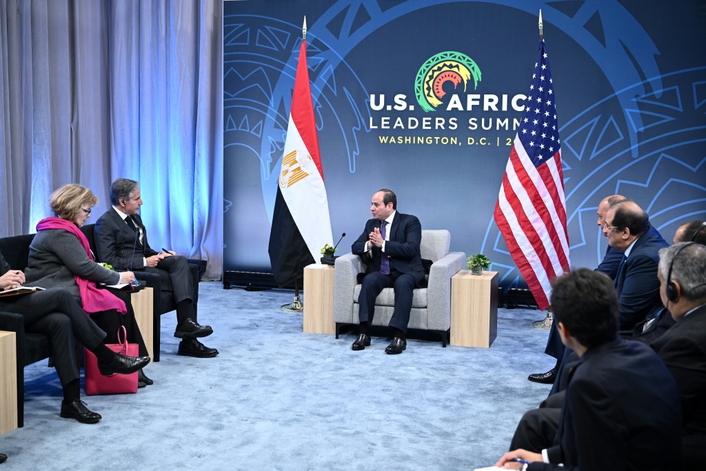    وزير الخارجية الأميركي أنتوني بلينكن أثناء لقائه الرئيس المصري عبد الفتاح السيسي خلال القمة الأميركية الإفريقية في واشنطن (ا ف ب)