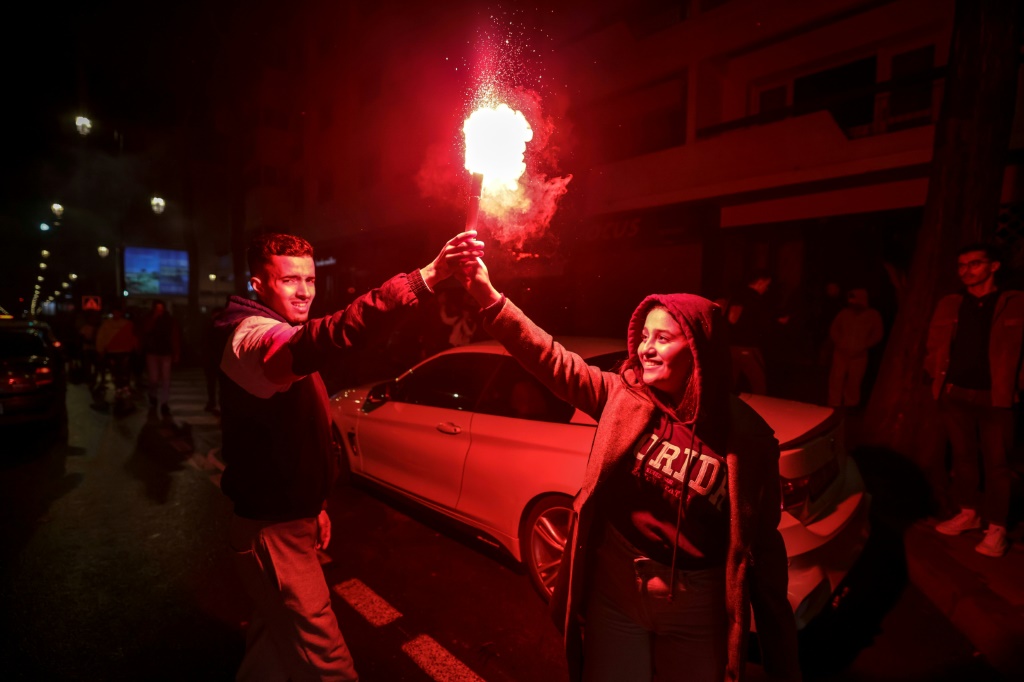 إبقاء الشعلة مشتعلة - ظل المغاربة متفائلين في العاصمة الرباط بعد هزيمة المنتخب الوطني أمام فرنسا ، تمامًا مثل الصحافة في البلاد. (ا ف ب)
