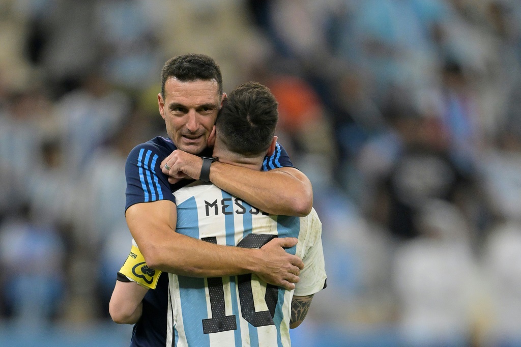 مدرب الأرجنتين ليونيل سكالوني يحتضن ليونيل ميسي بعد الفوز في ربع النهائي على هولندا (ا ف ب)