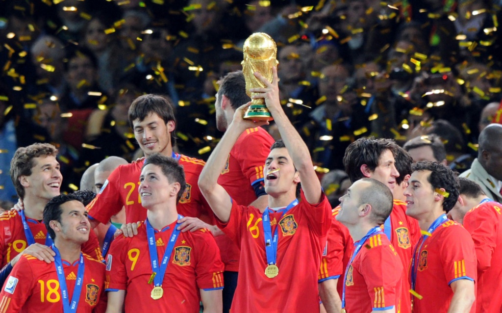سيرجيو بوسكيتس يرفع كأس العالم 2010 في جنوب إفريقيا بعد فوز اسبانيا في النهائي على هولندا في جوهانسبرغ في 11 تموز/يوليو 2010 (ا ف ب)   