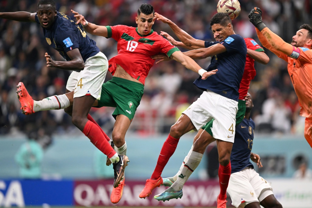    شكل إبراهيما كوناتي (يسار) ورفائيل فاران الشراكة الدفاعية المركزية لفرنسا في نصف النهائي ضد المغرب (ا ف ب)