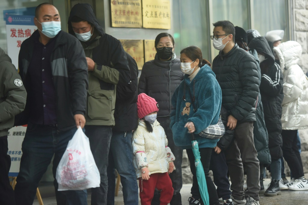 طابور انتظار لإجراء اختبار كوفيد-19 خارج مستشفى في هانغتشو في الصين في 16 كانون الأول/ديسمبر 2022 (ا ف ب)